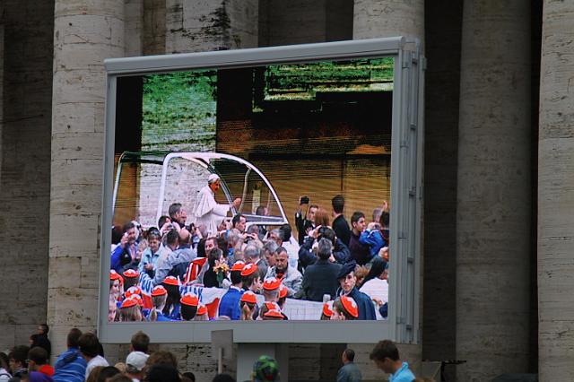 0548 Rome - Paus St Pieterplein.jpg